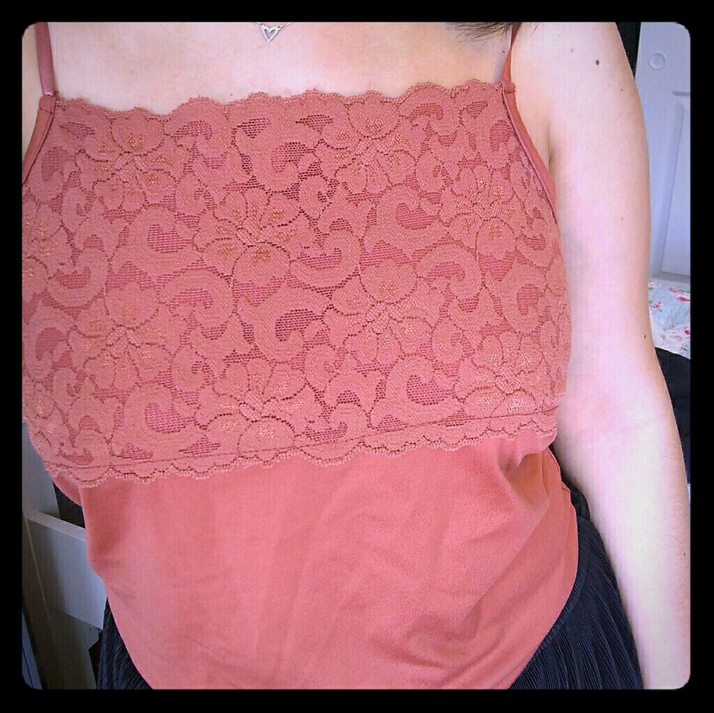 BOUTIQUE ESSENTIALS

Lace-Trim Camisole